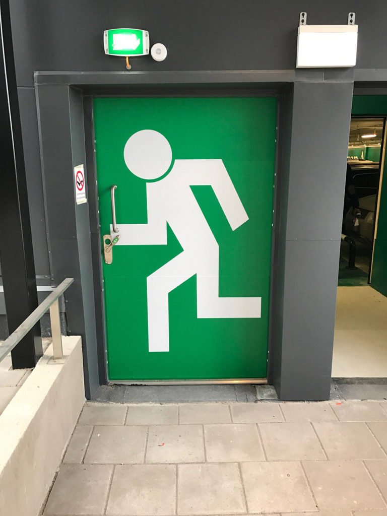 nödutgång dörrfolie kontrastmärkning